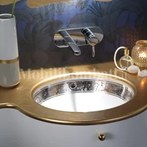 lavabo in ceramica bianca con fascia interna in platino decorata. Bagno con muro blu floreale.